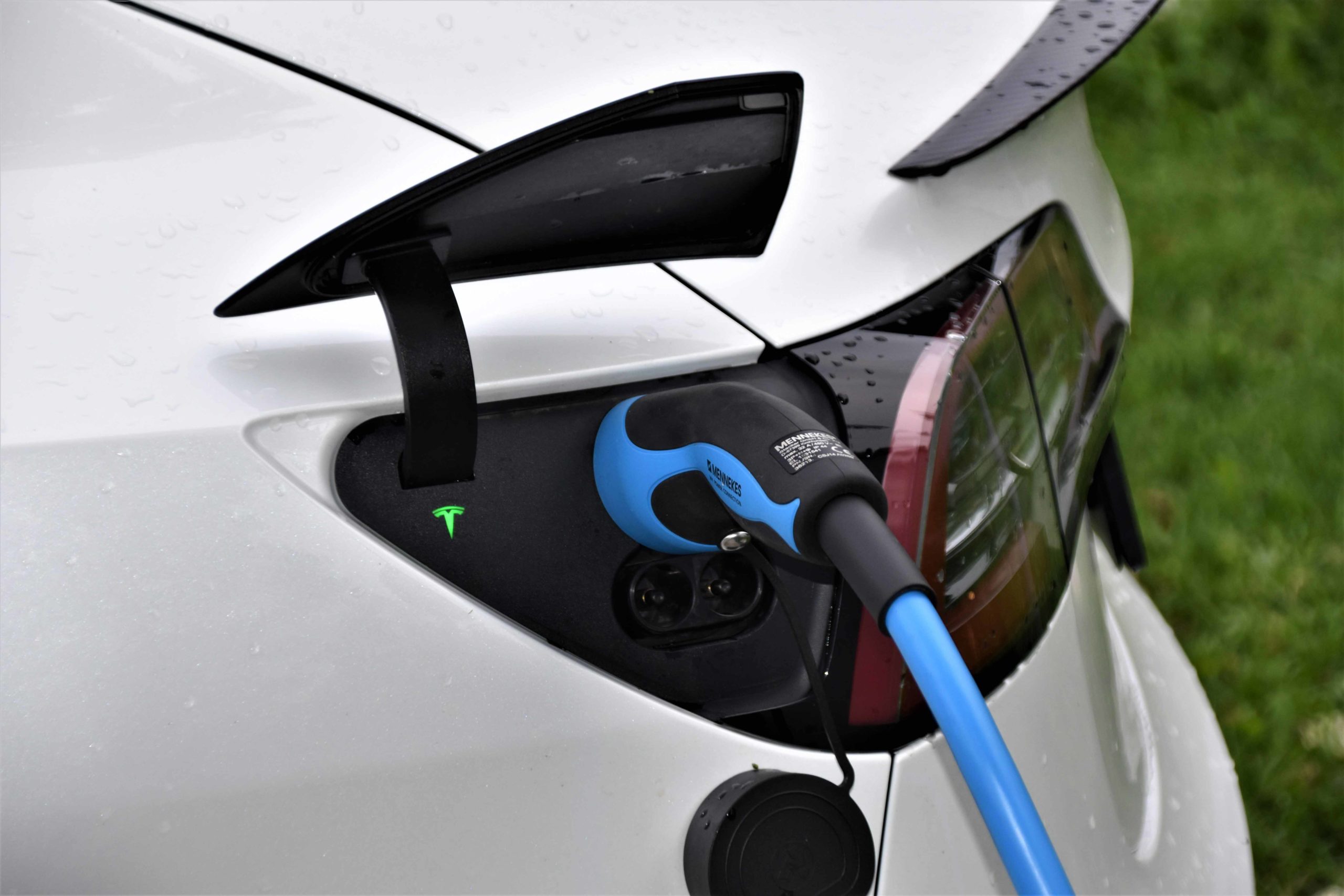 Businesses can now apply for grants on cleaner electric fleet
